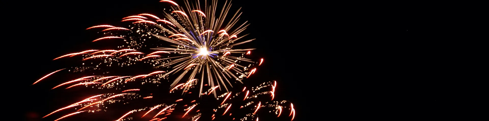 Rot leuchtendes Feuerwerk am Himmel