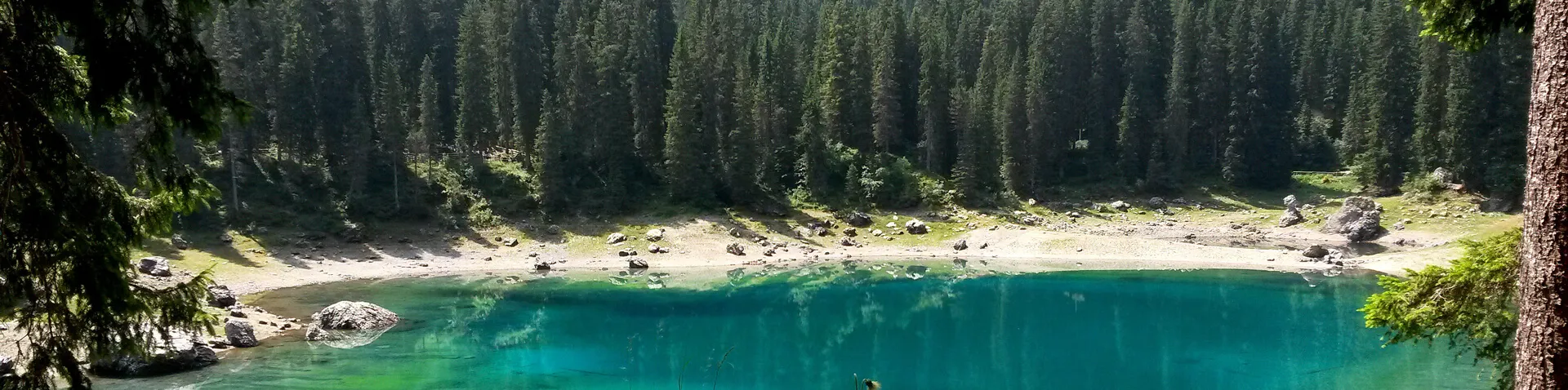 Karersee mit steinigem Ufer
