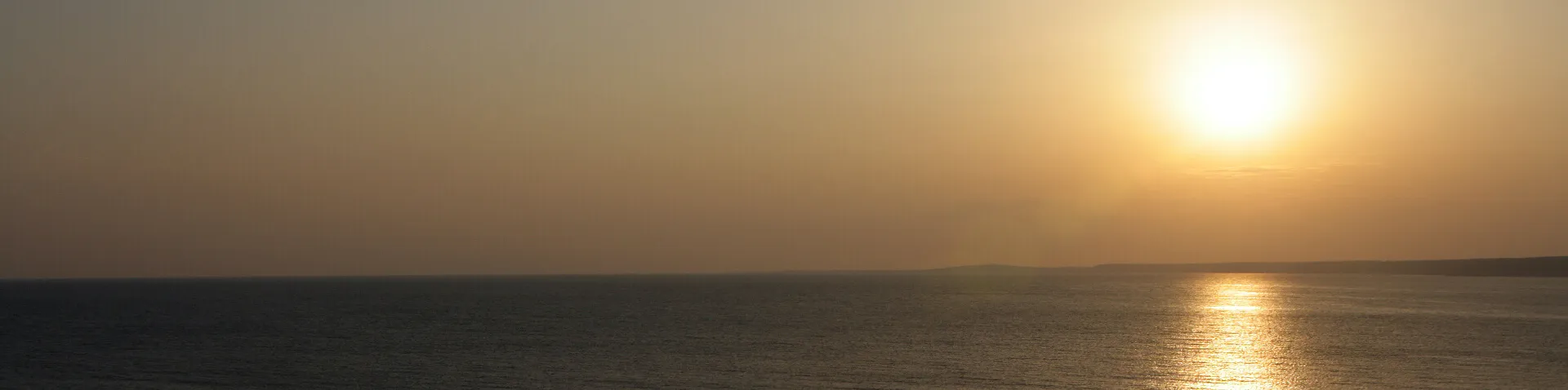 Sonnenuntergang am Horizont des Meeres