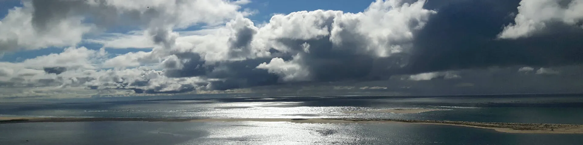 Stand und Meer bedeckt von Wolkendecke